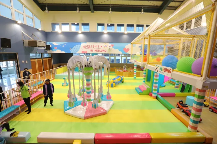 「信義室內兒童樂園」位於信義區公所5樓，提供市民舒適親子遊樂空間。翻攝畫面