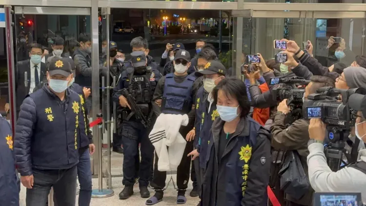 槍手孔祥志、主使者「紅龜」洪政軍案日前在大陸落網，警方將2人押解回台。翻攝畫面