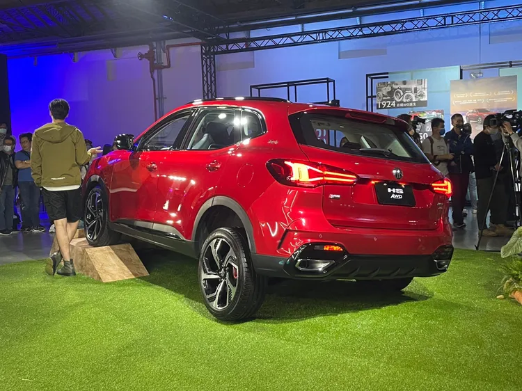 承襲HS既有的外觀特徵，Trophy套件搭配鍍鉻雙出尾管，營造出運動跑格的視覺氛圍。林浩昇攝