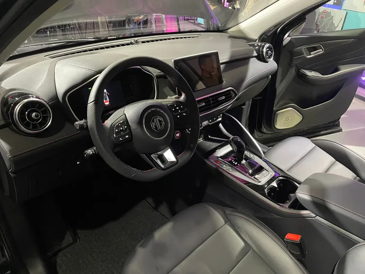 車艙標配12.3吋數位儀表及中央10.1吋懸浮式觸控螢幕，以及雙前座電動一體式賽車椅。林浩昇攝