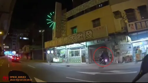 違規右轉還騎上人行道　身揹4條通緝！新北男當場遭活逮