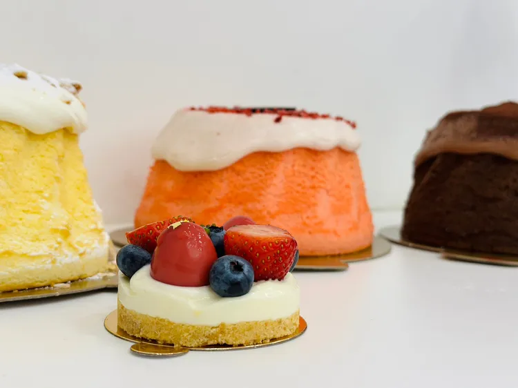 楊嘉明烘焙所三重店限定的神鳥鳳凰生乳酪，與人氣品項「火山鹽奶蓋蛋糕」。業者提供