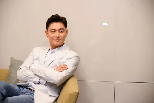 陳冠霖還原KTV「莫名被抓姦」現場　控鄭仲茵挺孕肚衝進來拿瓶子砸人