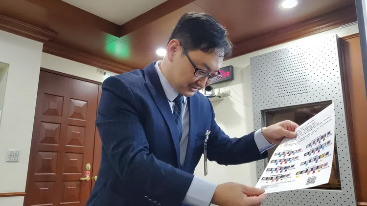 調查官顏堯德拿出廣篩毒品試劑的檢測結果。呂志明攝