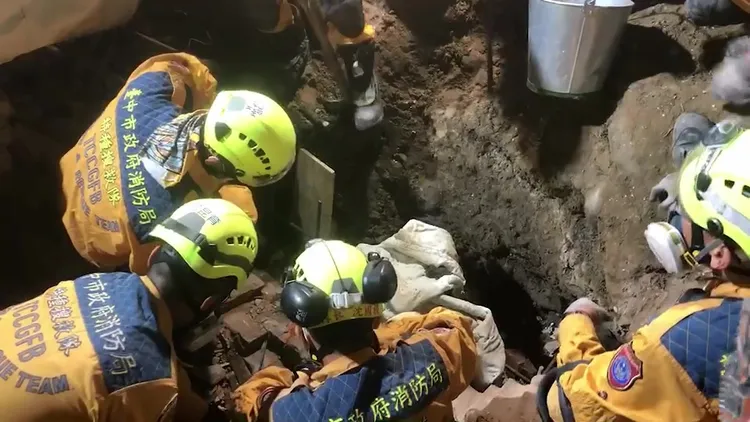 消防人員以微型工具徒手挖掘受困工人。民眾提供