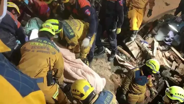 第3名工人於今天凌晨1時23分挖出，亦明顯死亡。民眾提供