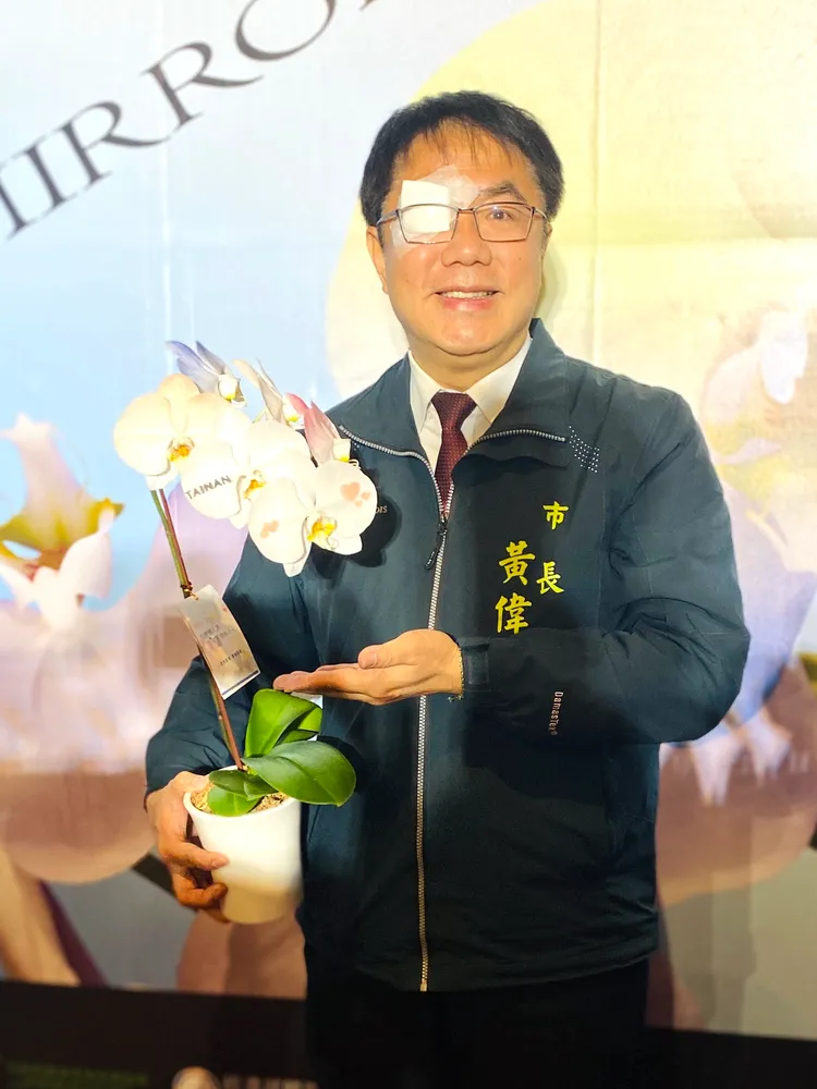 黃偉哲秀出限定蘭花「台南400-蘭得有心人」。王志弘攝