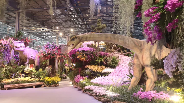 主題館有4隻恐龍藏身在花海中。王志弘攝