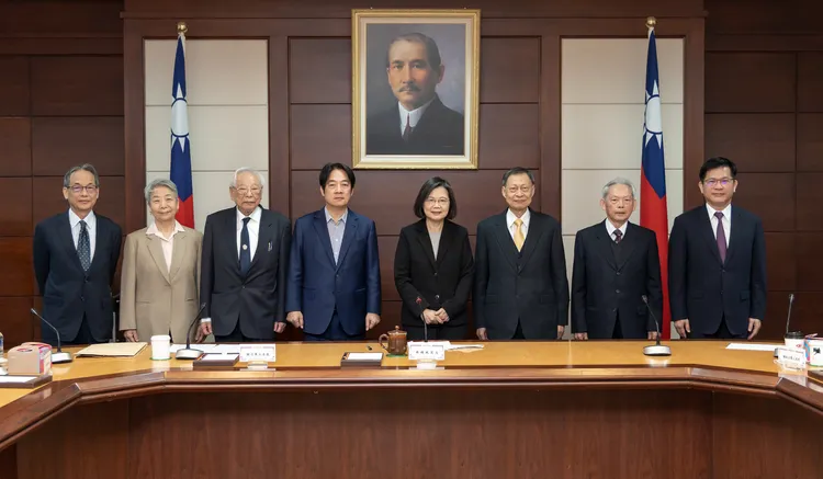 蔡英文與審薦小組合照，總統府秘書長林佳龍也列席。總統府提供