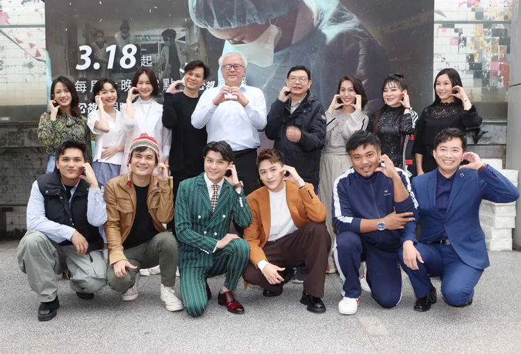 范宸菲（後排左起）、藍丞晞、鍾瑶、導演林世章、製作人汪怡昕、製作人熊九山、張詩盈、王彩樺、陳妍安；方聖傑（下排左起）、郭耀仁、唐豐、黃新皓、撒基努、官家宇。公視提供