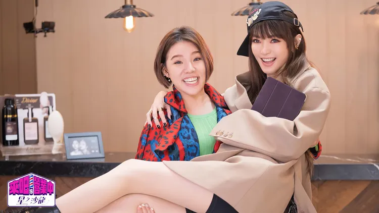 謝依霖輕鬆抱起謝金燕。TVBS提供