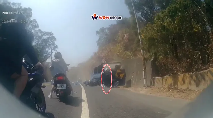  藍色貨卡衝向對向車道時，白帽女騎士跳開機車往後跑，幸運躲過死劫。翻攝「WoWtchout-地圖型行車影像分享平台