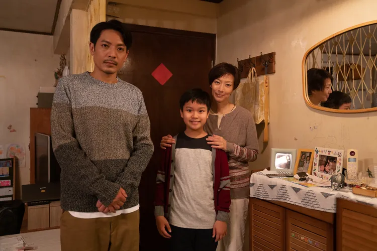 鄭秀文（右）素顏短髮造型，扮演擁有大愛的寄宿家庭媽媽。甲上娛樂提供