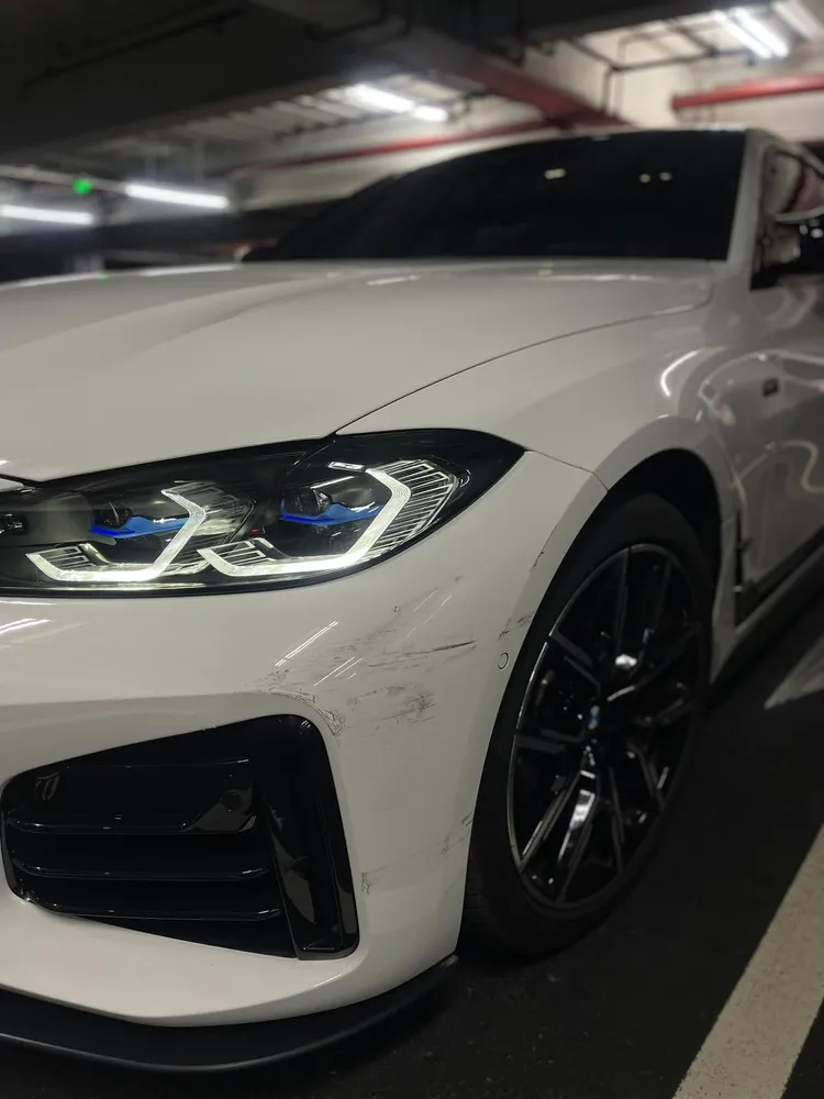 雷射頭燈刮傷、車輛鈑件烤漆也受損。翻攝自爆料公社