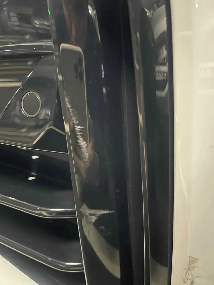 保險桿進氣口飾板同樣也受損。翻攝自爆料公社