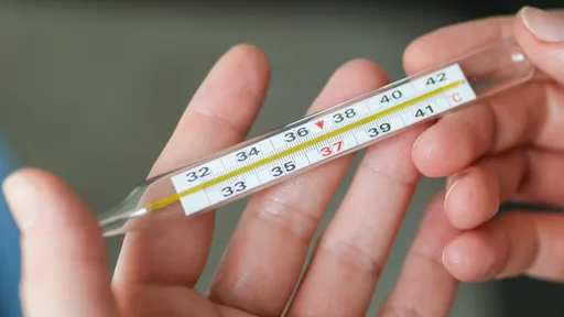 小孩高燒爆咳!一驗驚見「4條線」 醫師曝4魔王症狀:真的很難受