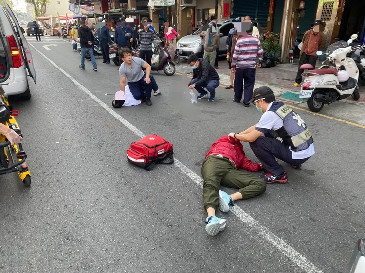 夏女遭砍殺後，躺在地上無心跳呼吸。讀者提供
