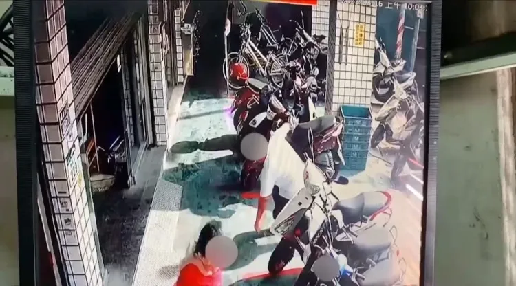 白衣的邱男一路追殺穿著紅衣的夏女。讀者提供