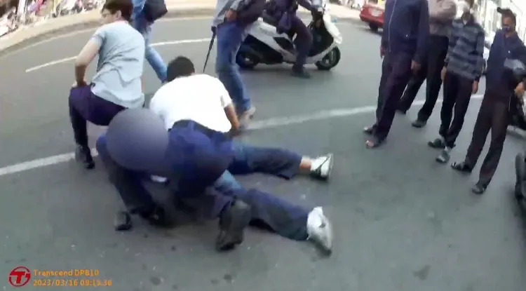 邱男遭便衣刑警制伏。讀者提供