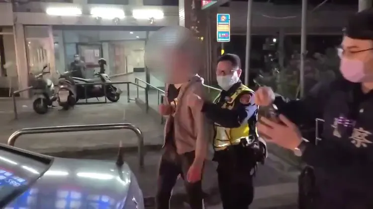 警方將動手的江男等人帶回警局。板橋警分局提供