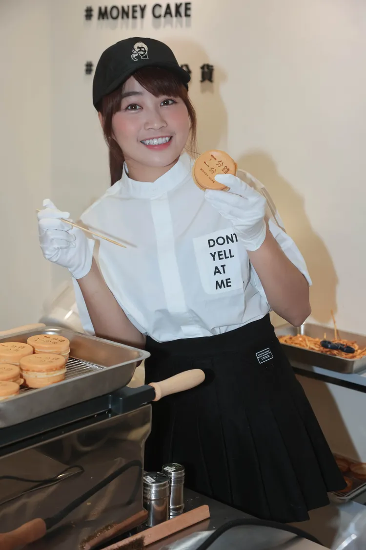 陳伊當一日店長頗有架式。彭欣偉攝