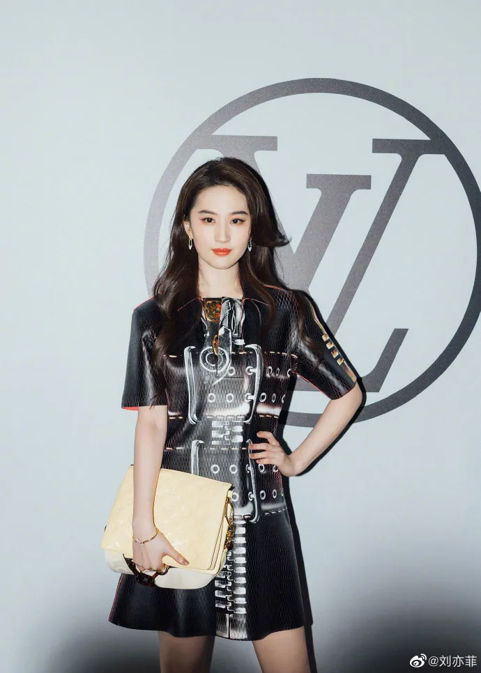 劉亦菲去年一舉拿下法國精品路易威登品牌代言人大位。翻攝yifei_cc微博