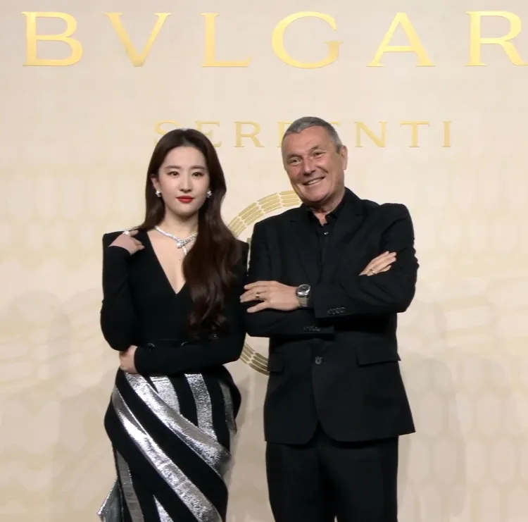 劉亦菲（左）首度以寶格麗全球代言人的身分，出席在上海舉辦的「Serpenti系列75周年傳世蛻變藝術展開幕盛典」，並與品牌全球總裁Jean-Christophe Babin開心合影。翻攝寶格麗微博