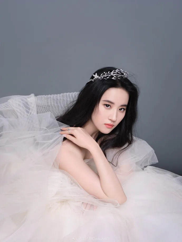 劉亦菲曾是法國珠寶品牌CHAUMET的中國品牌形象大使。翻攝CHAUMET微博