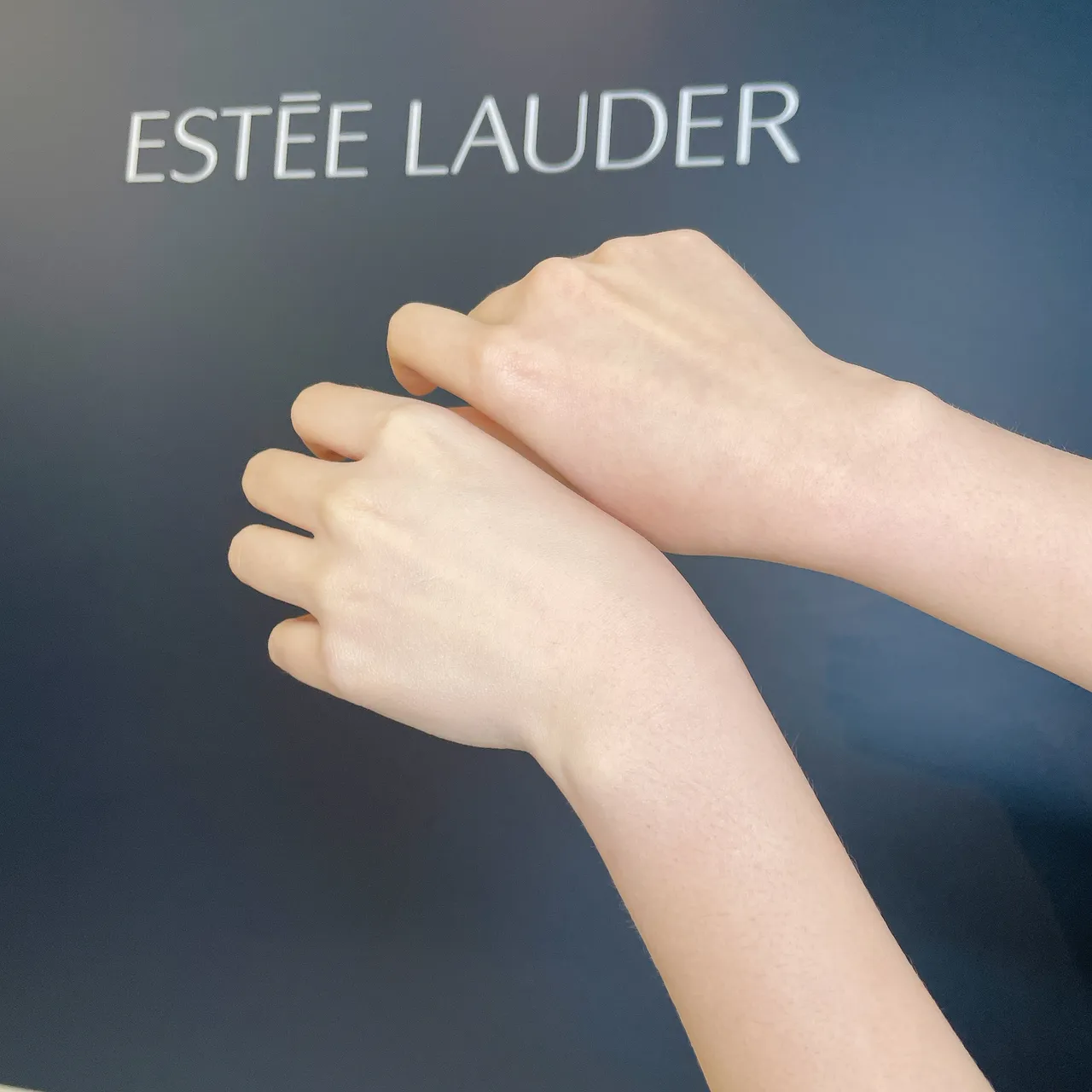 粉持久天生美肌乖乖乳使用前後差異，左手為使用後、右手為使用前。張家玲攝