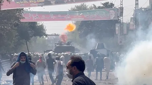 巴基斯坦前總理涉貪拒出庭 支持者與警方徹夜衝突