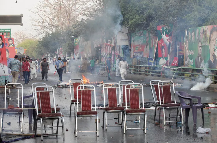 支持者在路上擺放椅子攔阻警方。路透社