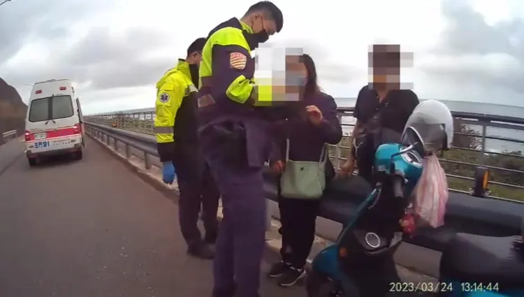 張女接受警方酒測。翻攝畫面