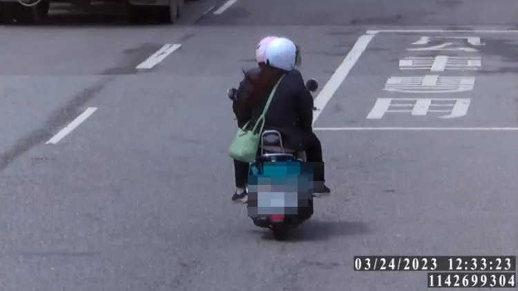 事故前，自稱騎車的張女卻坐在機車後座。翻攝畫面