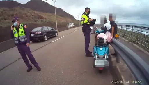 無照男騎車自撞護欄 出面相挺頂包!新北女反吃官司