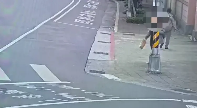 車手將50萬取走。翻攝畫面