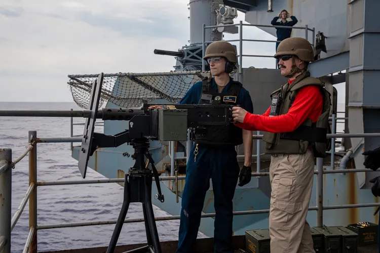 美軍印太指揮部今天發布，正於菲律賓海航行的航母尼米茲號，官兵執行實彈演訓畫面。翻攝臉書@Indo-Pacific Command