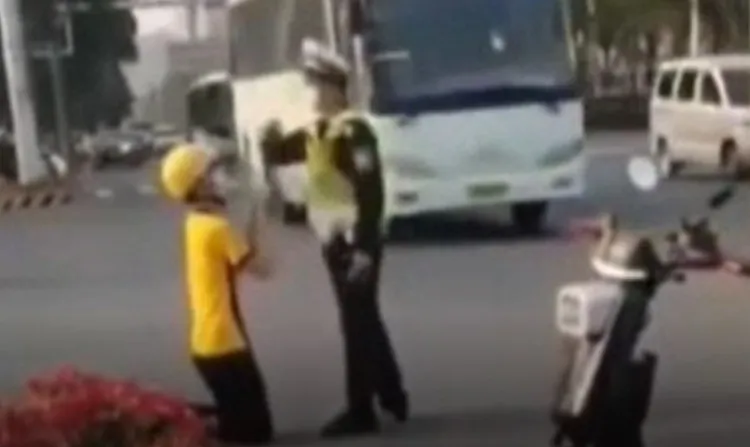 外送男子向警方下跪，警察一巴掌就呼了下去。翻攝微博/廣東湛江