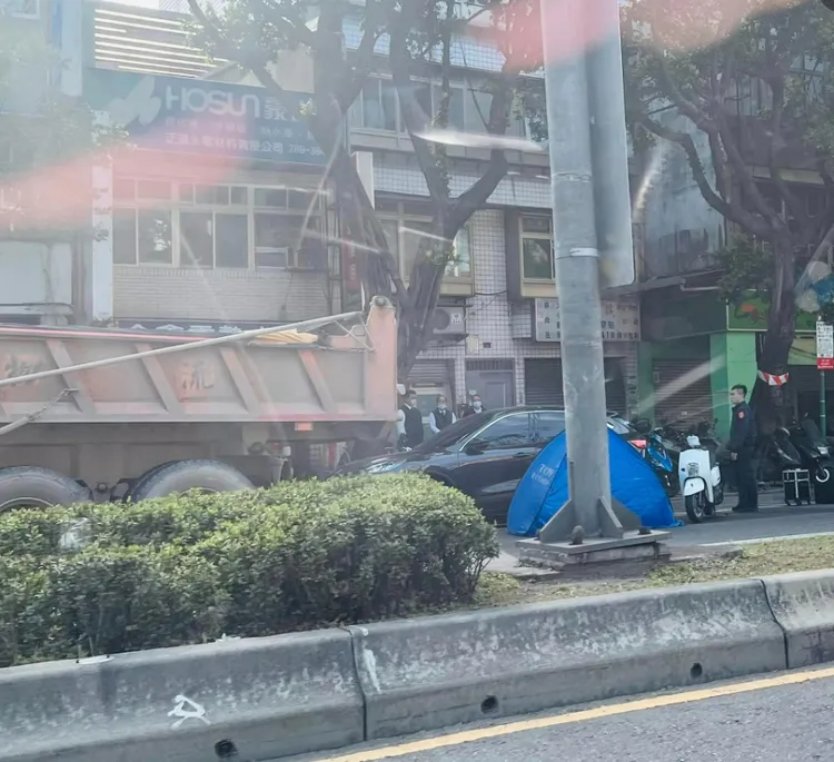 警方封鎖現場調查。翻攝自台北之北投幫