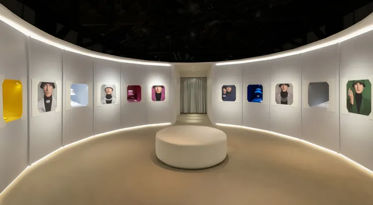 伊麗莎白二世珍藏的BOUCHERON胸針，幻化成展出中「Histoire de Style, Like a Queen」高級珠寶系列下的18件作品。品牌提供