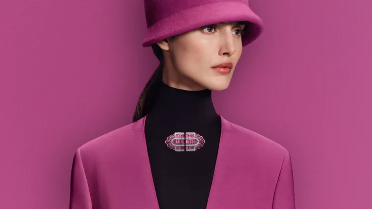 Mega Pink胸針以放大尺寸的手法，用粉紅色碧璽與同色系彩漆，創作出讓人無法忽視的視覺重量。品牌提供