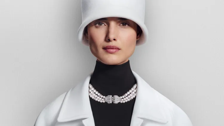 Moon White項鍊中引入伊麗莎白二世生前極愛的珍珠元素，以175顆Akoya珍珠串起環繞粉頸的3股鍊條。品牌提供