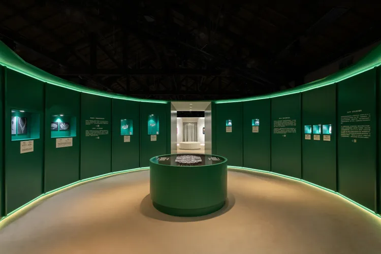 展間中以歷史檔案的方式，呈現了英國皇室與BOUCHERON間的悠遠情誼。品牌提供