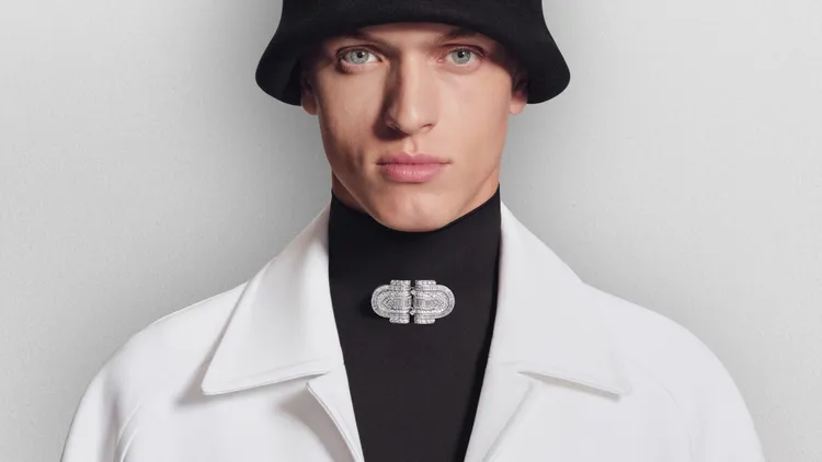 僅用白鑽打造出的Moon White雙夾式胸針，藉由不同寶石切割及鑲嵌方式，營造出作品表面奪目璀璨的特殊紋理。品牌提供