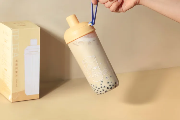 茶湯會x樂扣樂扣LocknLock推屋「茶湯同樂杯」，擁有700ml大容量，可盛裝大多數L杯飲品，貼心矽膠提袋，方便隨身攜帶。業者提供