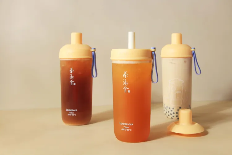茶湯會x樂扣樂扣LocknLock推出「茶湯同樂杯」，隨杯附有可以360度旋轉的環保粗吸管，飲用加料飲品輕鬆不費力，同時設計防塵上蓋。業者提供