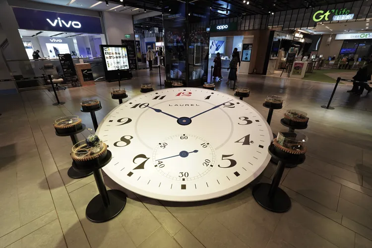 環繞著碩大鐘錶面盤的11個圓形展示櫃中，存放著11款奠定SEIKO製錶高度的傳奇歷史腕錶。品牌提供