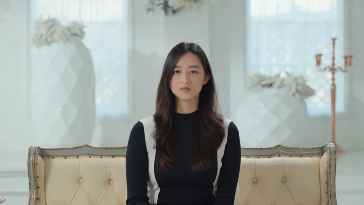 葉萱從香港出發到韓國時，在機場遭到信徒多次阻攔。翻攝Netflix