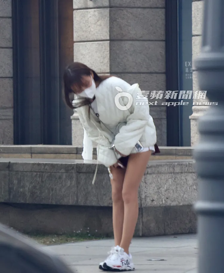 發現跟拍的林襄，突然對著鏡頭鞠躬。特勤中心攝