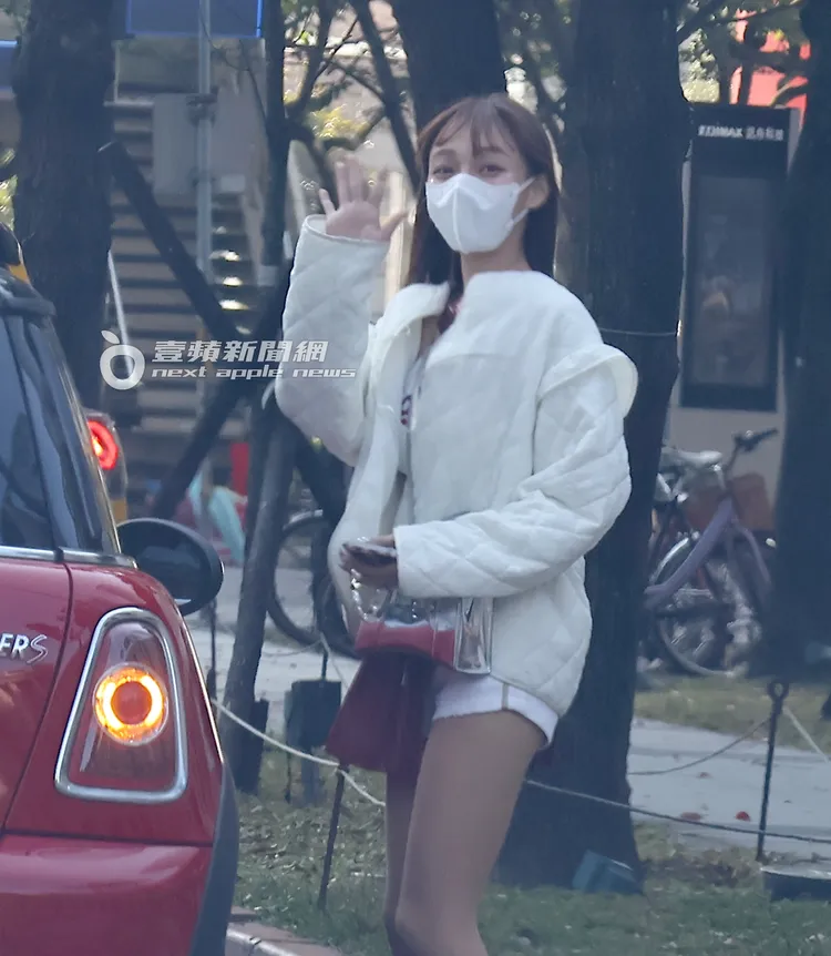 上車前，林襄又對著鏡頭揮手道別。特勤中心攝