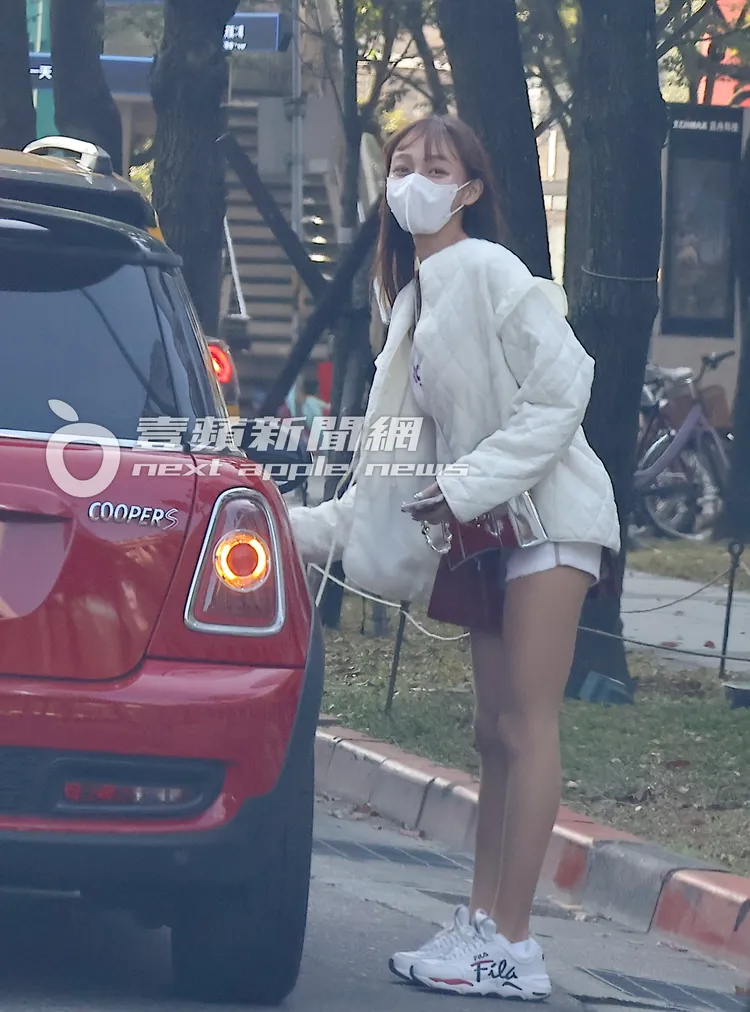 林襄拿著手機，啦啦隊制服未換下的她隨即返家。特勤中心攝